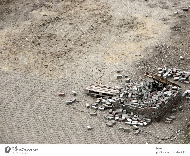 ein Haus bauen Teil II Material spielend Spielen Platz Wand Rest trist Niederlage Ruine Einsamkeit Verkehrswege Freizeit & Hobby Stein