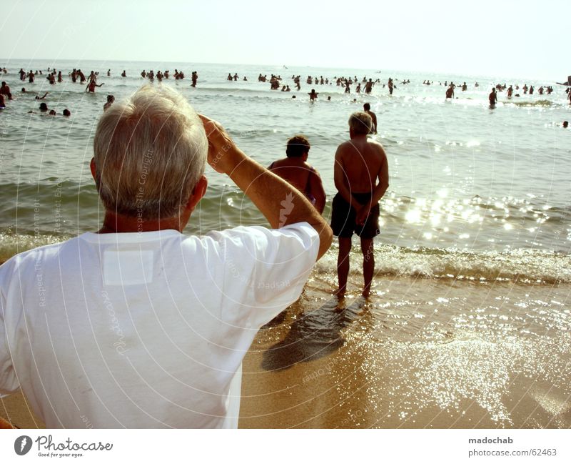 ABER WO?!!? | rentner meer urlaub sehnsuch heimweh tourismus Ferien & Urlaub & Reisen Tourist Tourismus Mann Strand Meer Ferne Voyeurismus Senior Einsamkeit