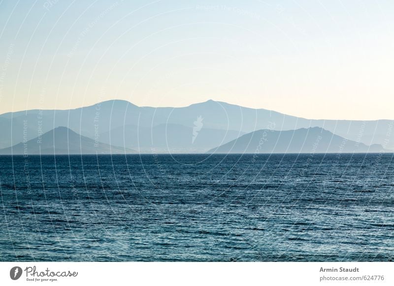 Dunstige Berge hinter dem Meer ruhig Meditation Ferien & Urlaub & Reisen Freiheit Sommer Berge u. Gebirge Natur Landschaft Wasser Himmel Wolkenloser Himmel