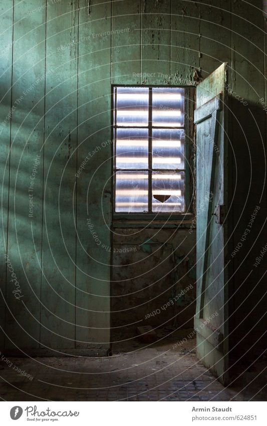 Tür zur Kammer Menschenleer Mauer Wand Fenster Holzwand alt Armut einfach grün Stimmung Platzangst Senior Endzeitstimmung Nostalgie Zerstörung Lichtstreifen