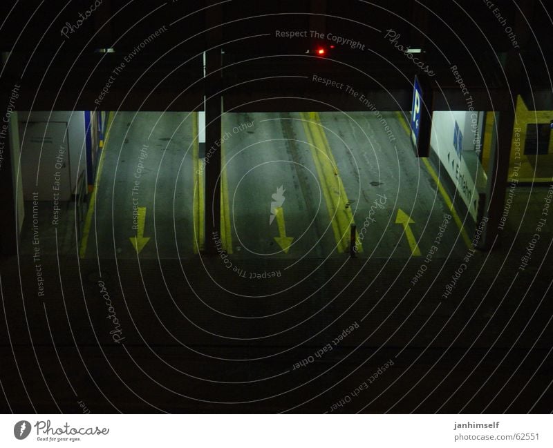 kommen und gehen Parkhaus Richtung rein parken Nacht Licht Tunnel Pfeil Außenaufnahme