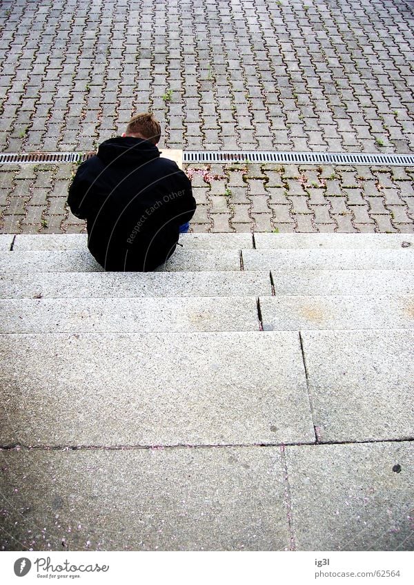 übrig Mann schwarz dunkel sitzen unbequem kalt hart Jacke Bekleidung anziehen Physik braun grau Monochrom einfarbig fade trist Trauer Einsamkeit Beton