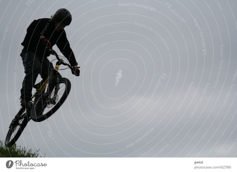 Schöner als fliegen II Freude Freiheit Fahrrad Luft Himmel Wolken schlechtes Wetter Wind Helm springen dunkel Konzentration Mountainbike steil mountenbiken