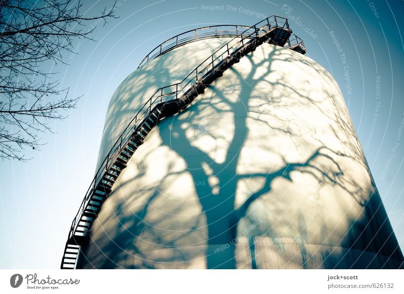 wieder natürlich auftanken Energiewirtschaft Tank Wolkenloser Himmel Schönes Wetter Winter Treppe Wärme Surrealismus Stimmung Wandel & Veränderung Schattenspiel