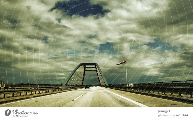 Himmelfahrt. Autobahn Verkehr Wolken Brückengeländer Leitplanke Fahrzeug fahren Windsack Straße a14 road PKW