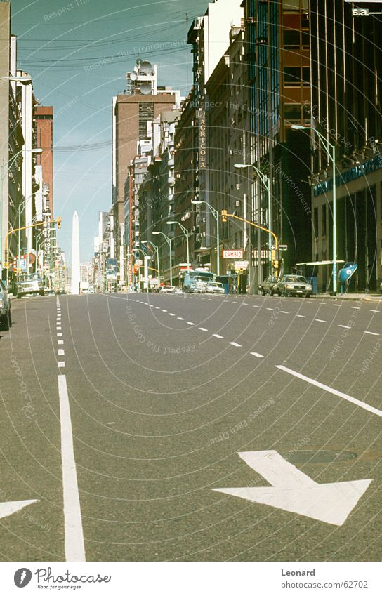 Leere Straße Allee Stadt Gebäude Haus Argentinien PKW Verkehr Obelisk Pfeil Zeichen Signal Kabel Leitung Südamerika street avenue car traffic building arrow