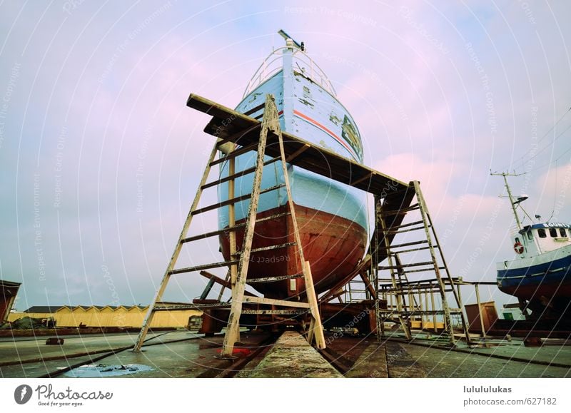 das ist ein boot. Leiter Baugerüst Schifffahrt Fischerboot Hafen Trockendock Arbeit & Erwerbstätigkeit alt dreckig einzigartig blau rot Kraft Vorsicht Abenteuer