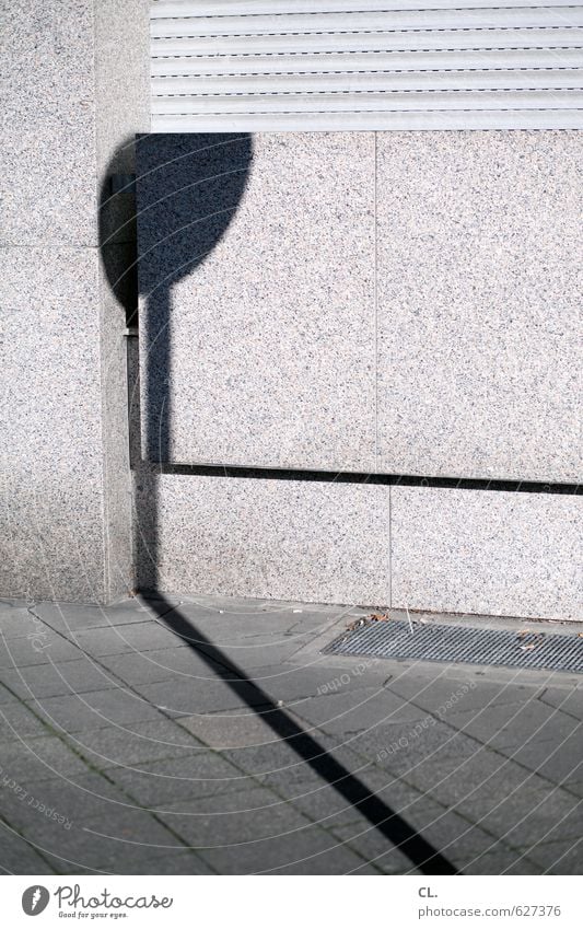 auf der straße Haus Mauer Wand Fassade Fenster eckig trist Stadt grau Langeweile Sehnsucht Fernweh Einsamkeit Bürgersteig Schilder & Markierungen Verkehrsschild