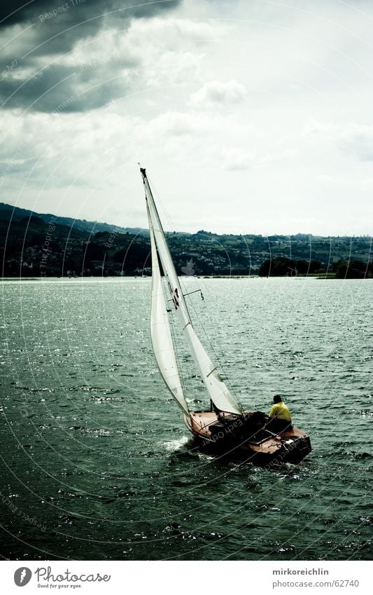 LOST Segeln Segelboot Meer dunkel bedrohlich Einsamkeit Geschwindigkeit Selbstvertrauen See Wasserfahrzeug Wolken Sturm stürmig Angst Kraft Wind Sport alingi