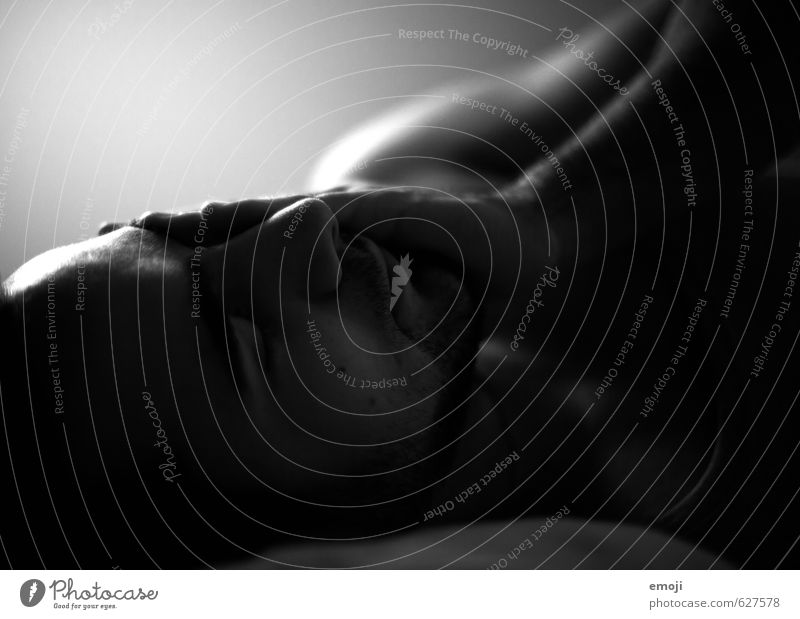 Ruhe nach dem Sturm maskulin Junger Mann Jugendliche Kopf Gesicht 1 Mensch liegen schlafen dunkel Müdigkeit Schwarzweißfoto Innenaufnahme Nahaufnahme Nacht