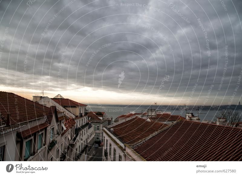 Unwetter Umwelt Natur Himmel Wolken Gewitterwolken Herbst Klima schlechtes Wetter Wind Sturm Dorf Fischerdorf Kleinstadt Haus bedrohlich dunkel Farbfoto