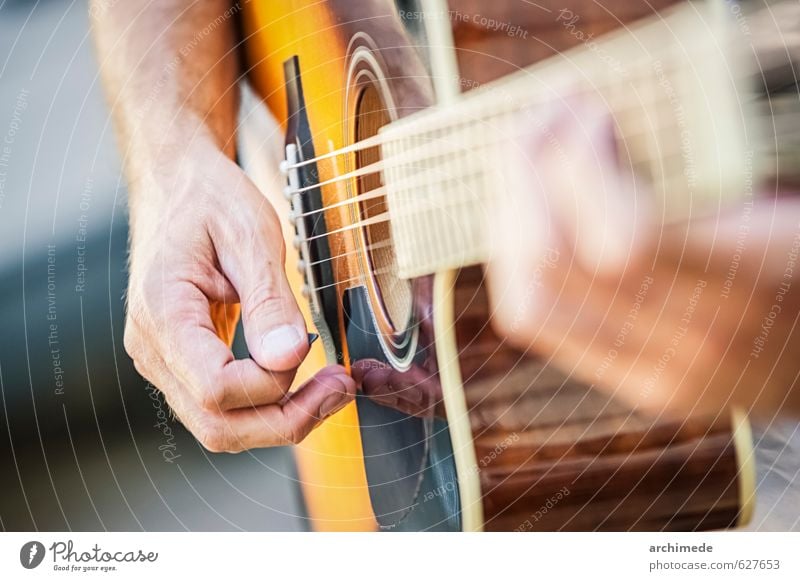 Gitarrist Spielen Musik Hand Konzert Gitarre kühlende Gitarre pflücken Streicher Musiknoten Schnur Hinweis Menschen live Country-Musiker Land land und westlich