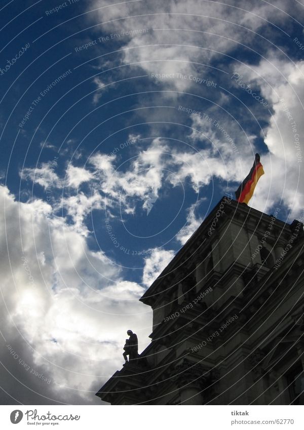 Reichstag im Dunkeln Deutscher Bundestag Wolken grau dunkel Fahne historisch Politik & Staat Regierung Statue Sturm dramatisch Gegenlicht oben Berlin blau wehen