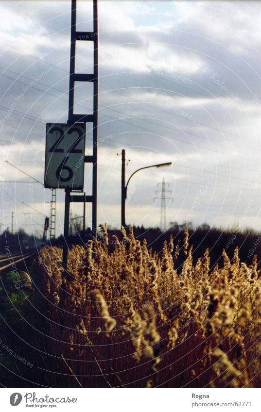 Abschitt 22/6 Ziffern & Zahlen Eisen Wolken Lampe Laterne Gleise Strommast number Metall Landschaft Eisenbahn train Mauer