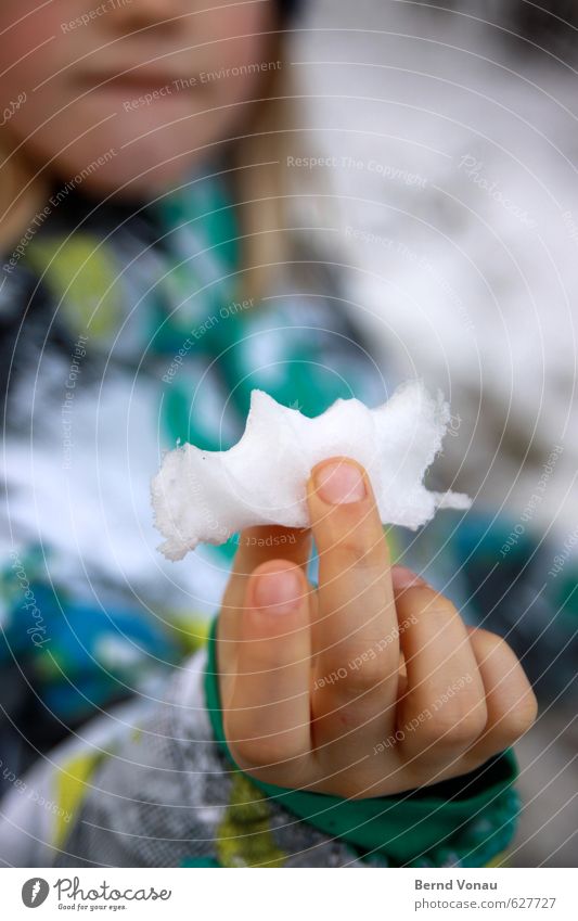 Eiskaltes Angebot Hand Kind 7 Jahre Schnee Winter entdecken mehrfarbig weiß grau Finger Schwache Tiefenschärfe Außenaufnahme Tag Mädchen blond nass