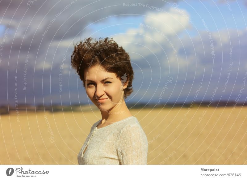 Anna feminin Junge Frau Jugendliche Erwachsene 1 Mensch 18-30 Jahre Natur Landschaft Pflanze Himmel Wolken Sonne Sonnenlicht Feld Pullover brünett kurzhaarig