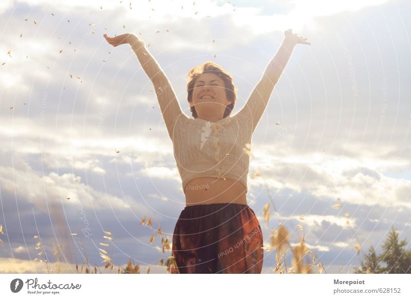 Glücklichsein Freiheit Sommer Sommerurlaub Sonne feminin Junge Frau Jugendliche Erwachsene 1 Mensch 18-30 Jahre Umwelt Natur Landschaft Luft Himmel Sonnenlicht