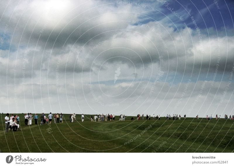 steine schauen Wolken Wiese Mensch Anhäufung Blick Tourist England Stonehenge Megalithmonument Kreis mystisch geheimnisvoll Attraktion dunkel Gewitterwolken