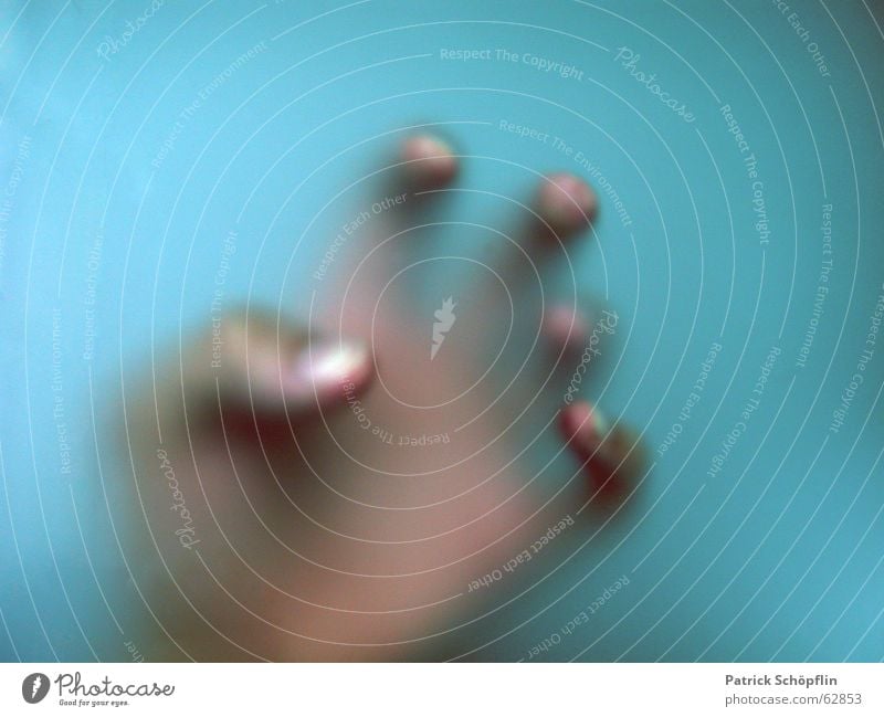 Hand gruselig Milchglas verrückt Krallen kratzen Angst Finger gefangen grün herzbewegend Fensterscheibe greifend Justizvollzugsanstalt Flucht blau