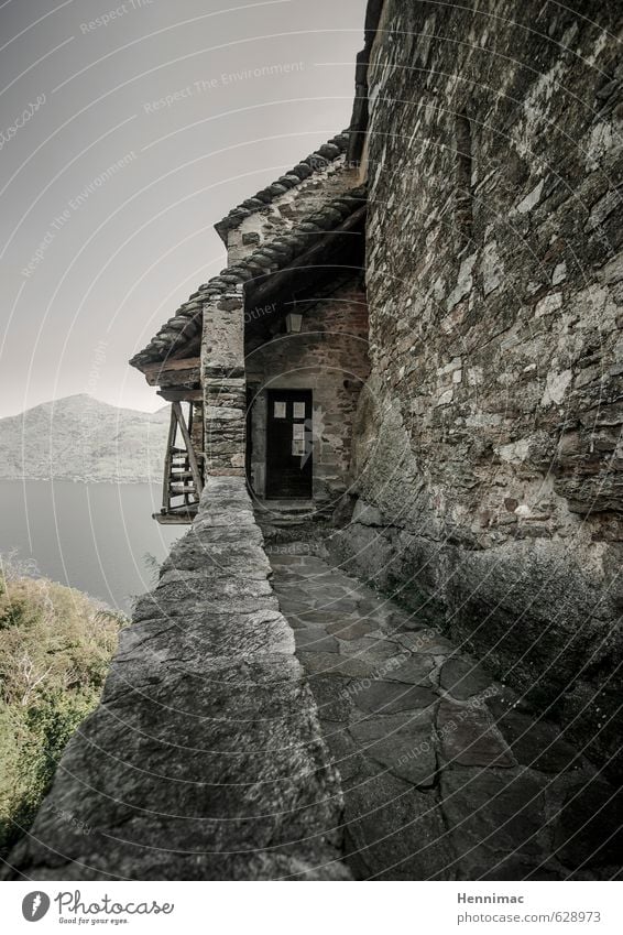 Hintertürchen. Ferien & Urlaub & Reisen Abenteuer Sommer Haus Architektur Landschaft Wasser Himmel Nachthimmel Seeufer Fischerdorf Burg oder Schloss Gebäude