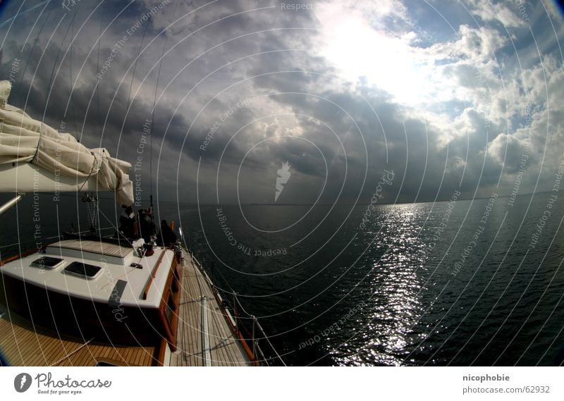 Ruhe vor dem Sturm Segeln Meer Himmel See Schiffsplanken Holz Reling Fischauge Weitwinkel Wolken Sonnenstrahlen Wasserfahrzeug sky sailing sailor Parkdeck