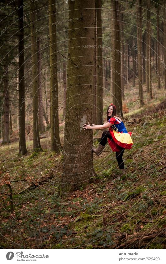 böses Schneewittchen Wut Wald kämpfen Fußtritt brutal