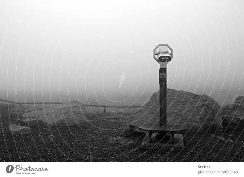 Da guckste wa? Ferne Landschaft Luft Wolken Herbst schlechtes Wetter Nebel Felsen Berge u. Gebirge Gipfel Menschenleer Fernglas Blick trist Neugier Fernweh