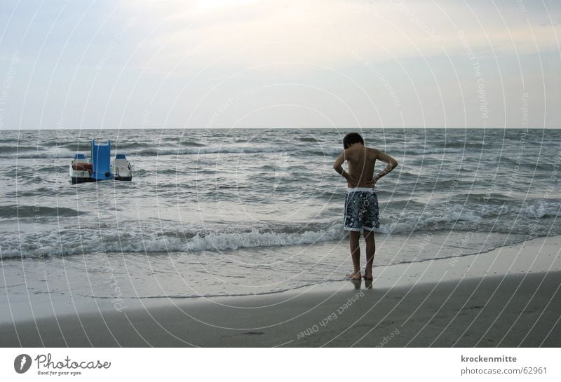 konzentration Meer Kind Wellen Strand Vorbereitung Ferien & Urlaub & Reisen Italien Wasserfahrzeug Küste Badehose ruhig Junge Konzentration Aufgabe Sand warten