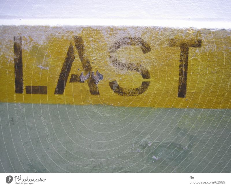 Schwere Last zu tragen Gewicht gelb grau weiß Wand Arbeit & Erwerbstätigkeit Baustelle Anstrich Linie Pause Buchstaben Putz Staub Mauer Farbe hell Ernährung