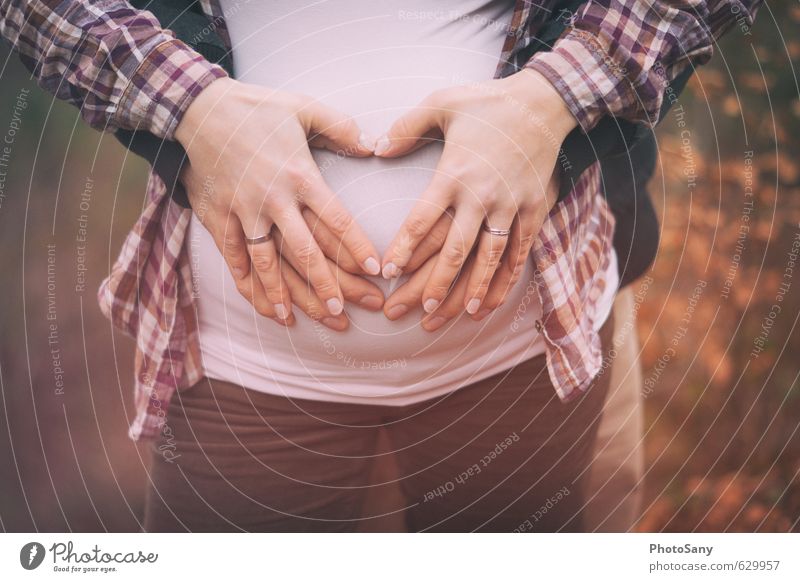 Die liebe und ihre Wunder maskulin feminin Familie & Verwandtschaft Hand Finger Gesäß 2 Mensch genießen Umarmen warten Zusammensein schwanger braun gelb orange