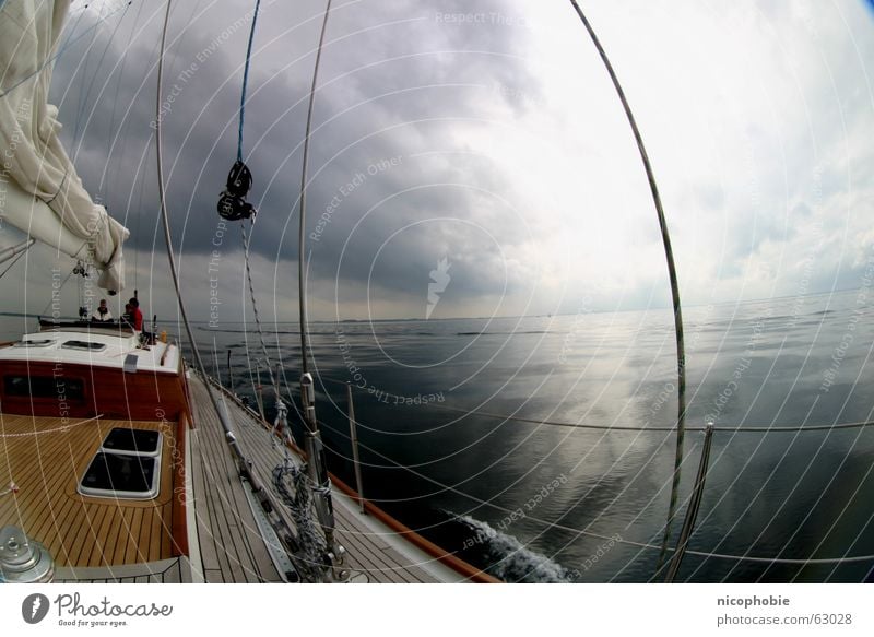 Ruhe vor dem Sturm ll Segeln Meer Himmel See Schiffsplanken Holz Reling Fischauge Weitwinkel Wolken Sonnenstrahlen Wasserfahrzeug sky sailing sailor Parkdeck