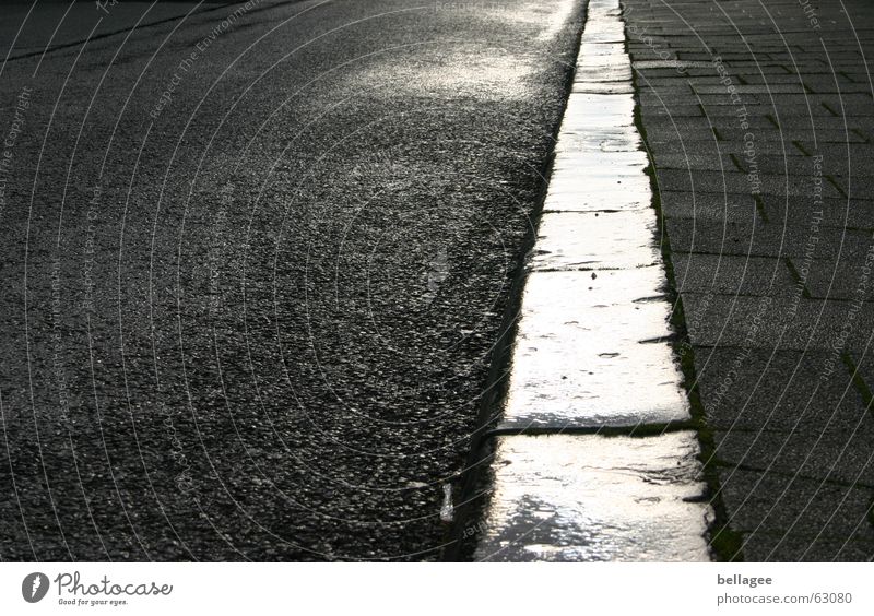 ein etwas anderer Traum Teer Licht Gegenlicht Stimmung Bordsteinkante Bürgersteig Muster Ecke Asphalt nass Perspektive frontal Straße Abend Stein Regen