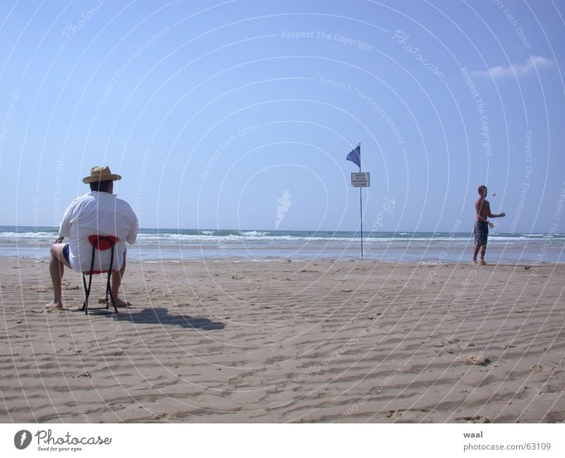 Traumbild Strand Sommer Humor jonglieren Stuhl Möbel Frankreich Mensch lustig Sand