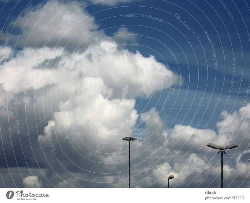 Wolkenparkplatz Parkplatz Lampe Laterne Flutlicht grau Watte dramatisch seltsam aufwärts Stimmung Außenaufnahme Beleuchtung Himmel Wetter meterologie