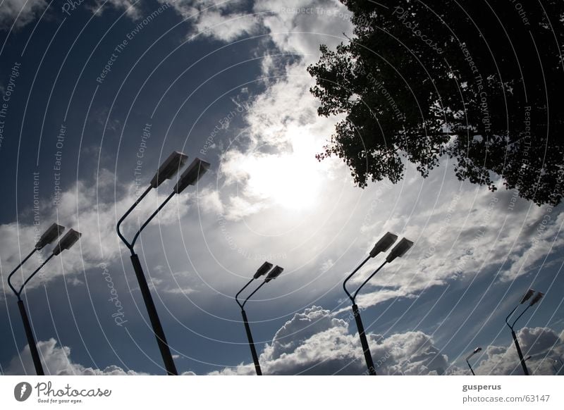 { LAMPEN | LEUCHTEN | LATERNEN } Licht Lampe Laterne Luft Wolken Blatt Gegenlicht traumhaft Himmel falsch ohne straße blau irgendwo light lights shiner lantern