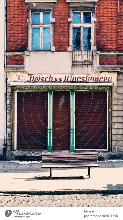 Wurstbank Fleisch Wurstwaren Haus Arbeitsplatz Handwerk Mittelstand Arbeitslosigkeit Feierabend Mauer Wand Fassade Fenster Tür Rollladen Stein Holz kaufen Armut