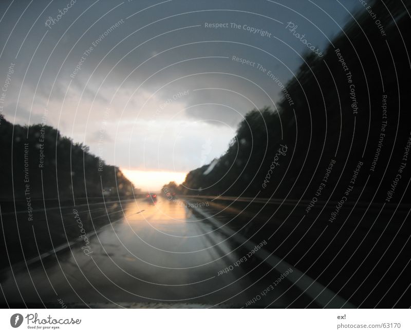 Licht am Ende der Autobahn Wolken Reflexion & Spiegelung dunkel Regen dunkle Wolken Regenwolken Windschutzscheibe gefährlich Straße Sonne schlechte sicht Glätte