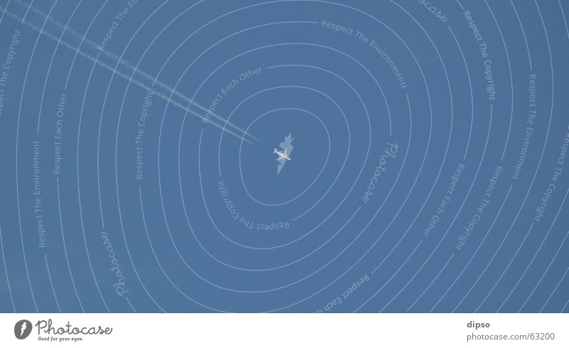 Diagonale diagonal Symmetrie Geometrie Flugzeug Ferien & Urlaub & Reisen Fernweh Kondensstreifen Sommer weiß Blauer Himmel Düsenflugzeug