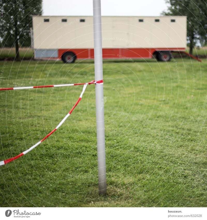 kein durchgang. Veranstaltung Feste & Feiern Sportstätten Natur Pflanze Baum Gras Garten Park Wiese Feld Wohnwagen Bauwagen Anhänger Pfosten Flatterband