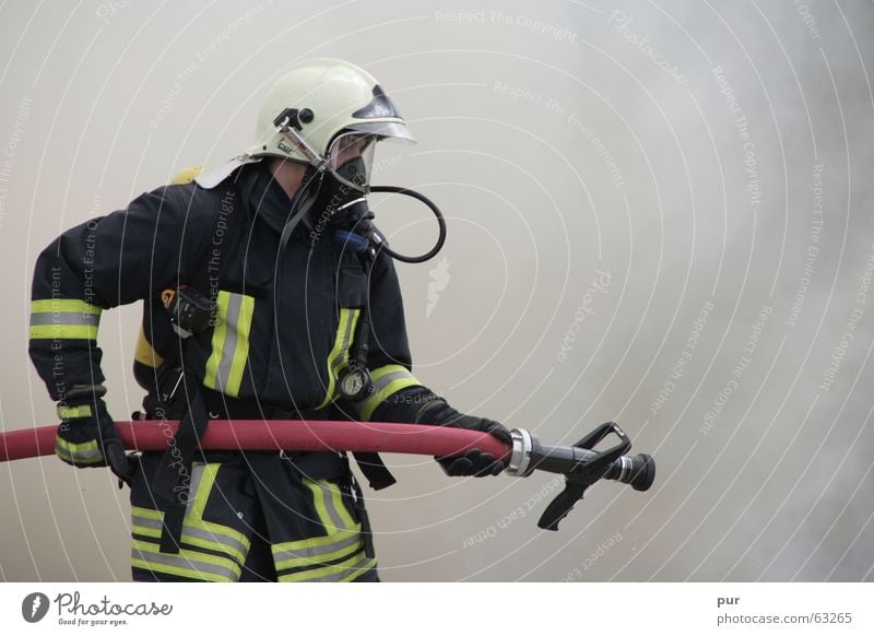 Im Einsatz Feuerwehrmann Feuerwehrauto Rettung Rauch löschen Brandschutz Feuerstelle Sanitäter Agon Shu Hoshi Matsuri Feuersturm Lebensrettung Löschwasser