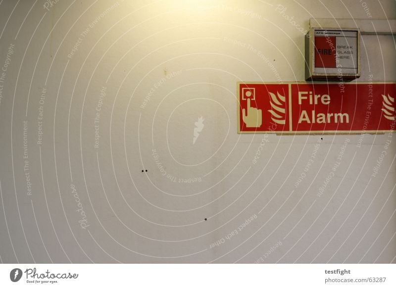 wand Wand Licht Warnschild Fähre Wasserfahrzeug unterwegs Ferien & Urlaub & Reisen Brand Alarm rot gefährlich feueralarm Hinweisschild bedrohlich