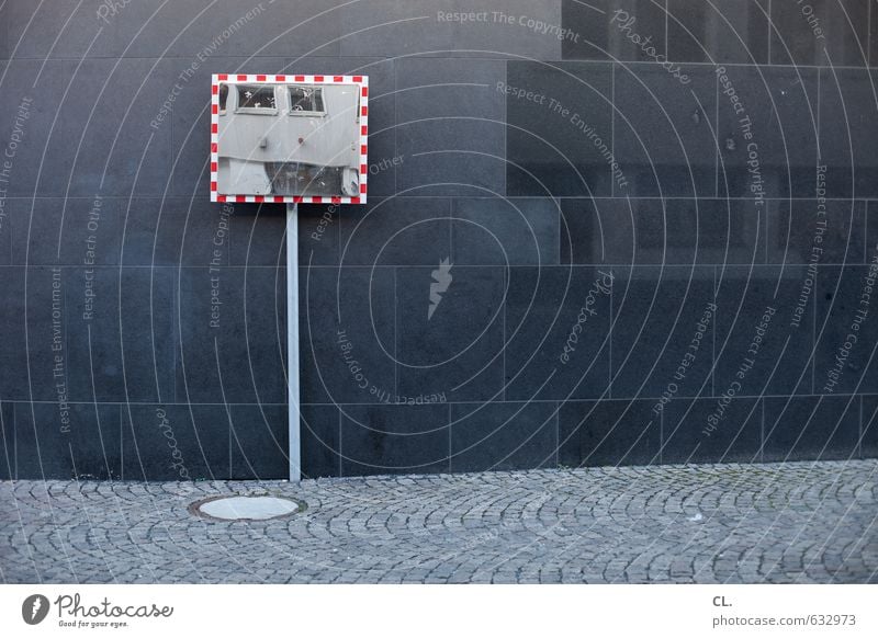 spiegel Stadt Menschenleer Haus Gebäude Architektur Mauer Wand Fassade Verkehr Verkehrswege Straßenverkehr Fußgänger Wege & Pfade beobachten trist achtsam