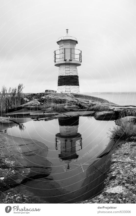 Leuchtturm s/w in Schweden - Schären Menschenleer Architektur Sehenswürdigkeit Wahrzeichen Denkmal Schifffahrt alt ästhetisch authentisch Klischee Lampe