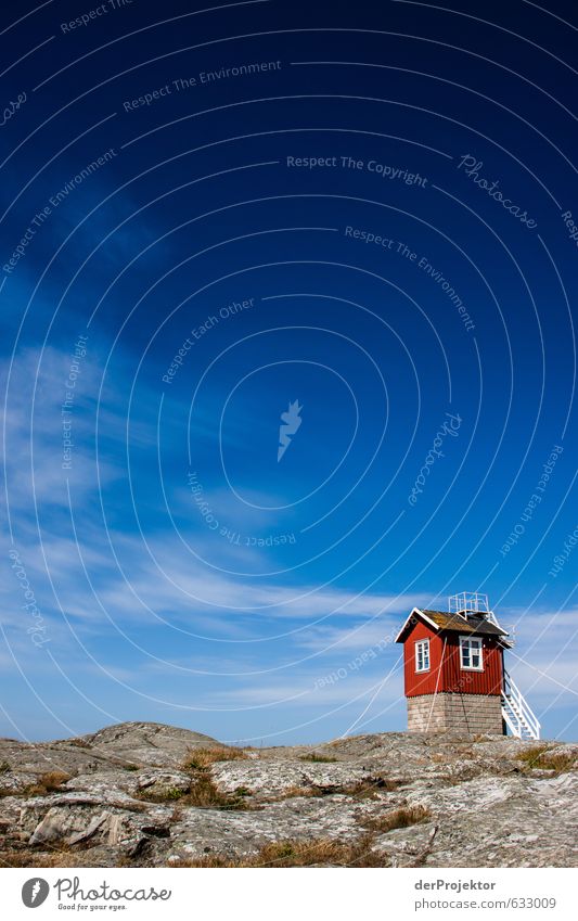 Rotes Häusschen auf Stein vor blauem Himmel Umwelt Landschaft Sommer Hügel Felsen Ostsee Insel Haus Traumhaus Hütte Sehenswürdigkeit Wahrzeichen Denkmal