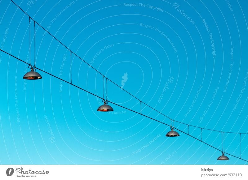 blau Hochspannungsleitung Lampe Straßenbeleuchtung Wolkenloser Himmel Schönes Wetter leuchten ästhetisch türkis 4 Stahlkabel Beleuchtung Licht Blauer Himmel