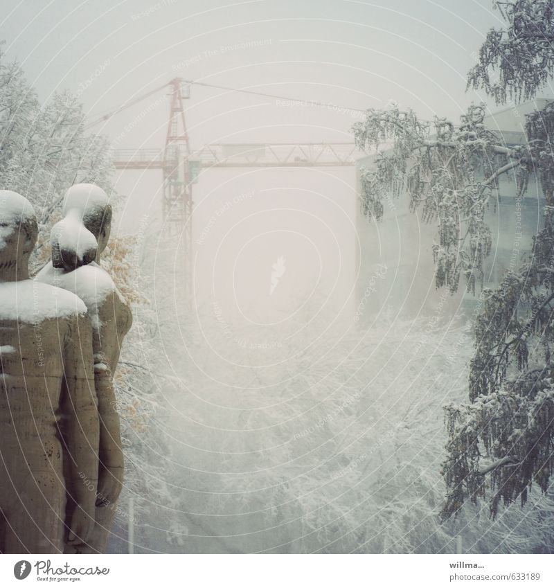 stadtwinter Winter Park Chemnitz Statue kalt Kran Plattenbau Frost Gedeckte Farben Außenaufnahme