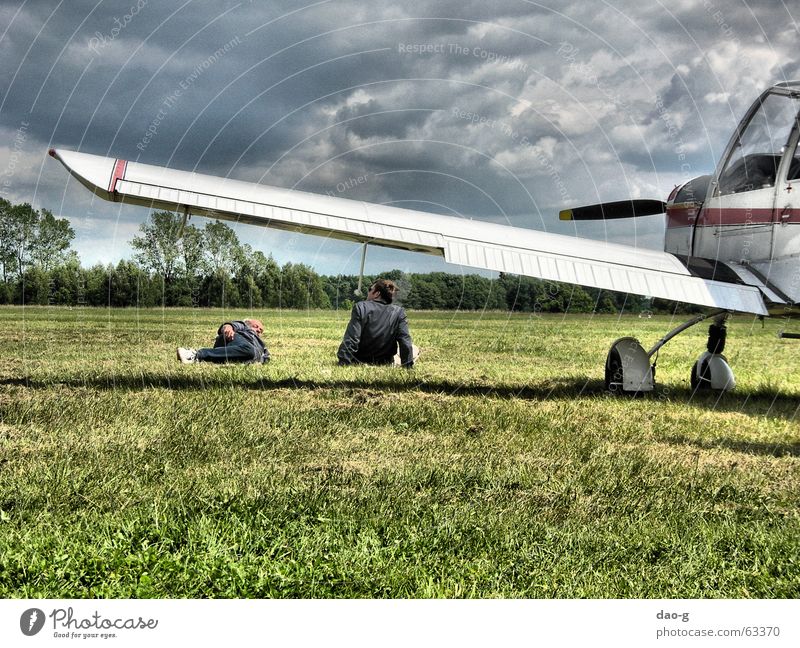 pausieren Flugzeug Wiese Mann Freundschaft sprechen Pause Wolken liegen Himmel