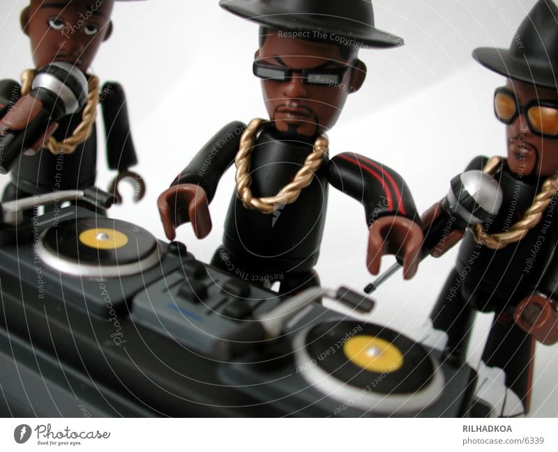 MINI-RUN-DMC 2 Diskjockey Spielzeug gebrauchen machen Musik hören sprechen Bekanntheit eckig frech gut verrückt rot schwarz weiß Freude Begeisterung Euphorie