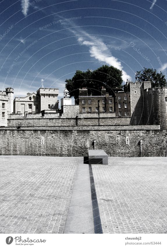 London Tower dunkel Kraft England grau Macht Gebäude Haus reich Reichtum beeindruckend stark Außenaufnahme Himmel blau grossbritanien Landschaft