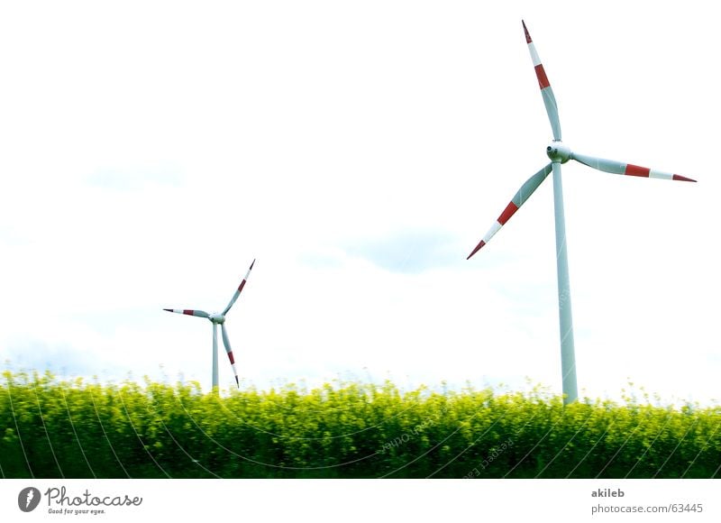 Windräder rot weiß 2 Zwilling grün Windkraftanlage Himmel Landschaft Energiewirtschaft